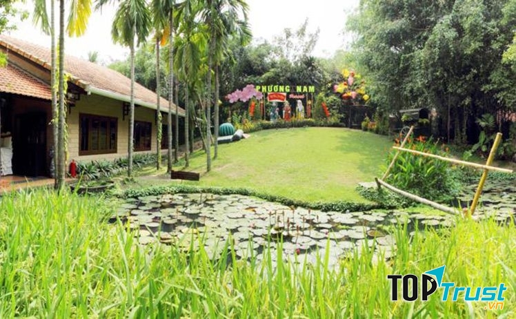 Ngay từ lối đi vào đầu tiên thì hình ảnh lũy tre, khóm trúc rợp bóng trên những lối đi đã mang đến nét gì đó thân thương