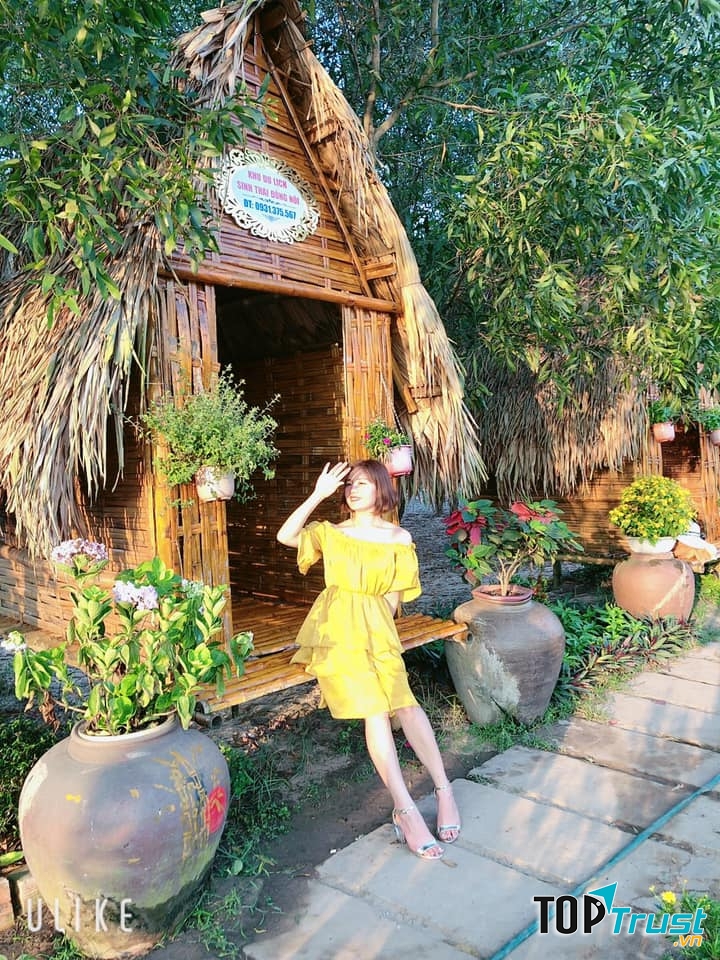 Khu nhà chòi và lối đi lát đá ven hồ sen