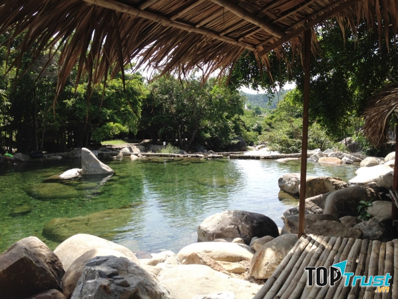 Suối Lương thơ mộng, hữu tình