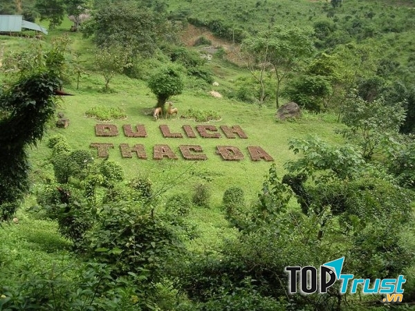Đường vào khu du lịch sinh thái Thác Đa