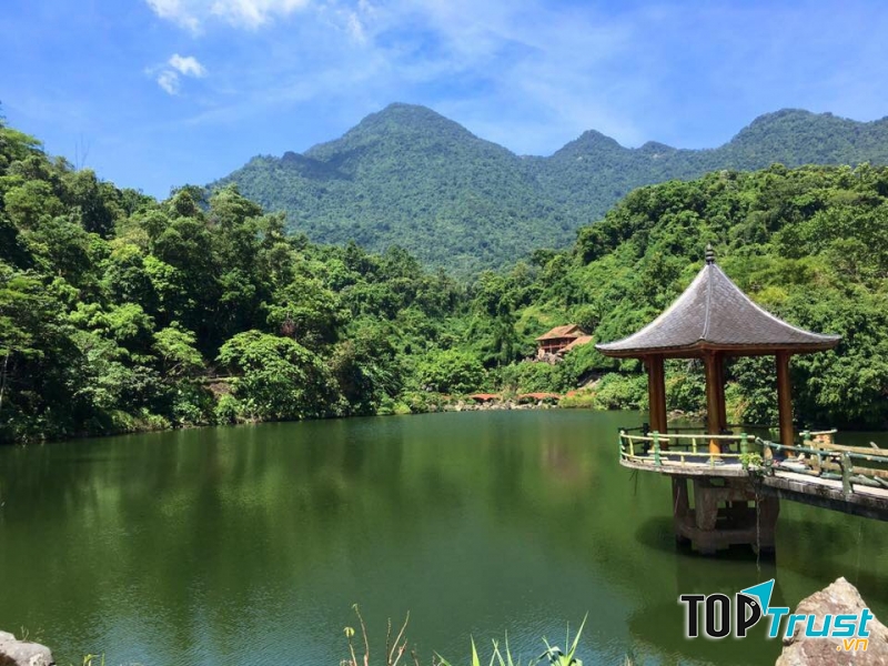 Hồ nước thanh bình, yên ả trong khu nghỉ dưỡng