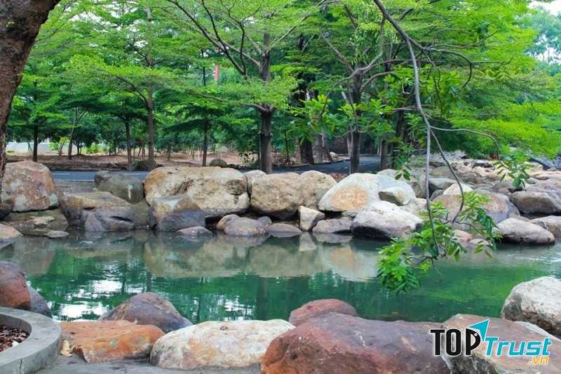 Cảnh quan bao gồm nhiều sinh thái tự nhiên như rừng cây, sông suối và thác nước sống động như thật lại còn ẩn chứa gì đó chút nên thơ