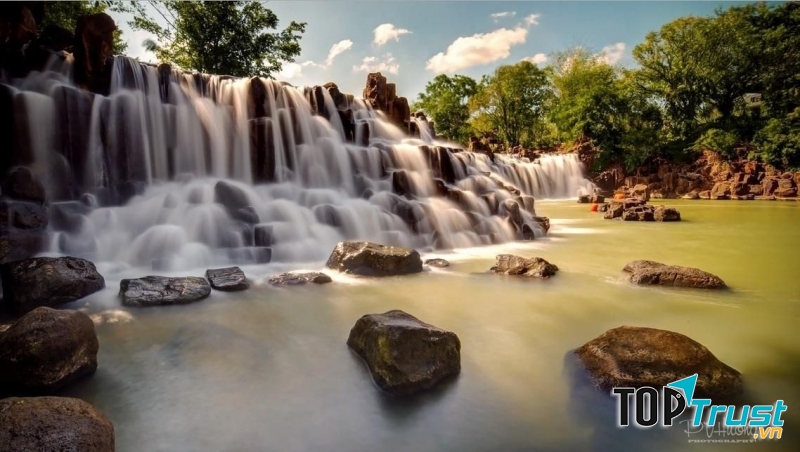 Thác Giang Điền mùa mưa