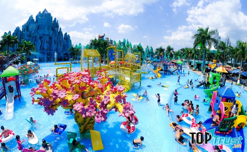 Khu vui chơi dưới nước rộng lớn là nơi không thể bỏ qua khi tới đây
