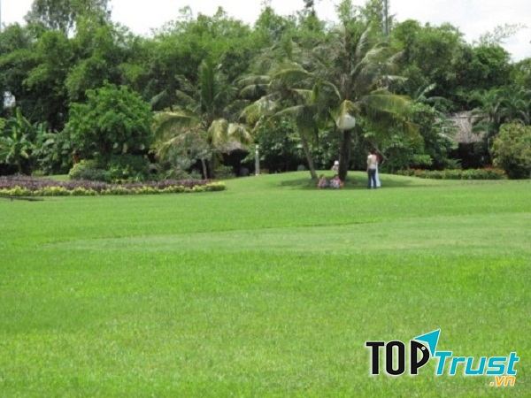 Bãi cỏ xanh rì ở khu du lịch Văn Thánh