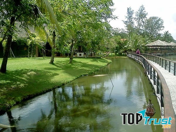 Cảnh vật nơi đây được bài trí tuy đơn giản nhưng lại rất mát mẻ, thoáng đãng, gần gũi với thiên nhiên