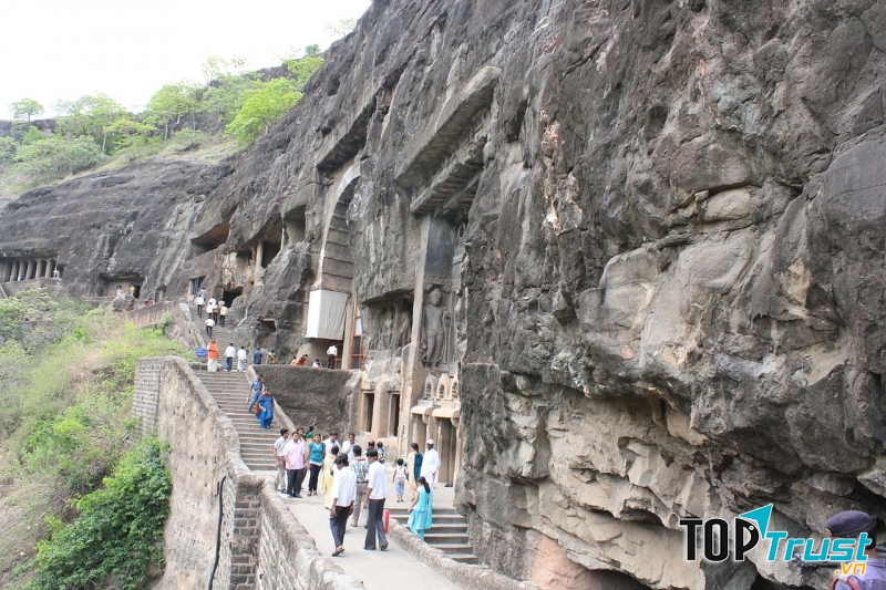 Hang động Ajanta sở hữu những bức tranh đá đẹp nhất trong mỹ thuật Phật Giáo.