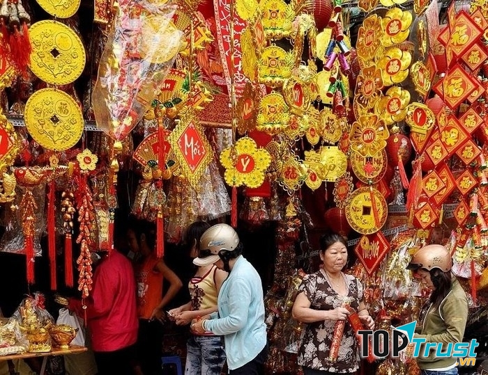 Khu chợ Tết ở phố Hải Thượng Lãn Ông nổi bật với sắc đỏ sắc vàng ngày Tết