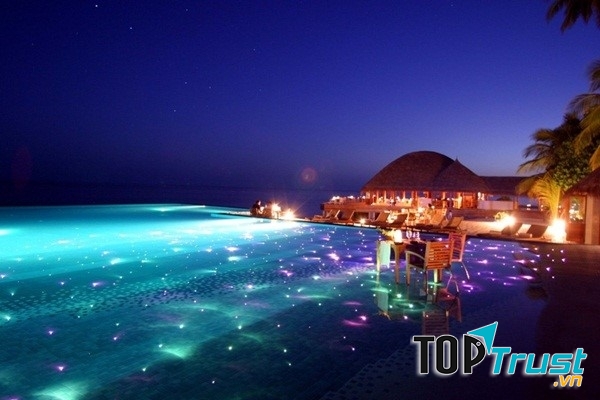 Huvafen Fushi, một trong những hồ bơi lớn nhất ở Maldives, là hồ bơi đầu tiên sử dụng sợi quang học