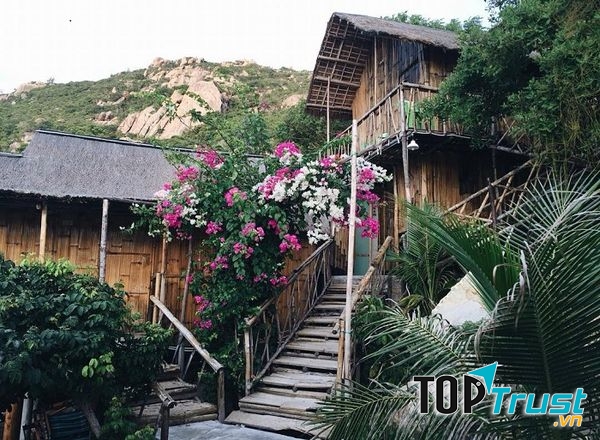 Khu nhà gỗ ở bãi Nồm