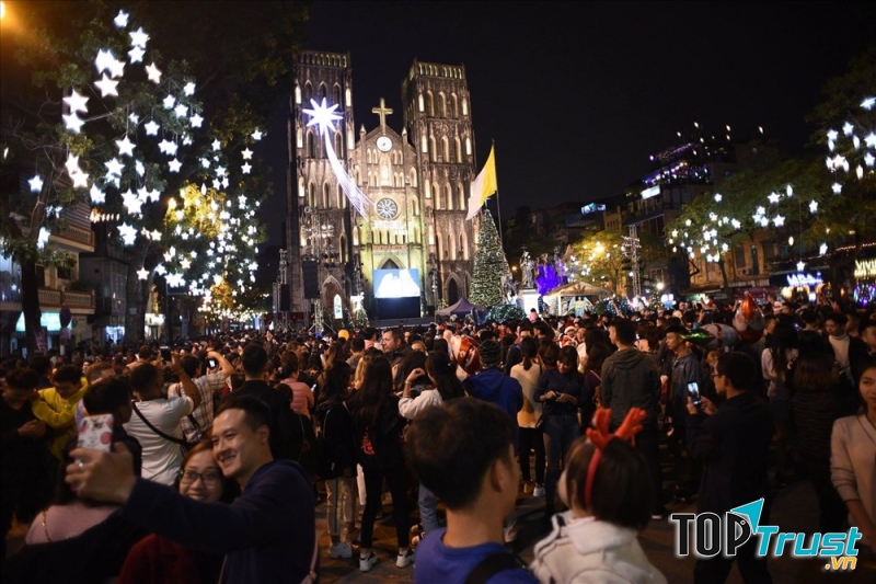 Khu nhà thờ Lớn Hà Nội – Số 40 Nhà Chung, P.Hàng Trống, Q.Hoàn Kiếm