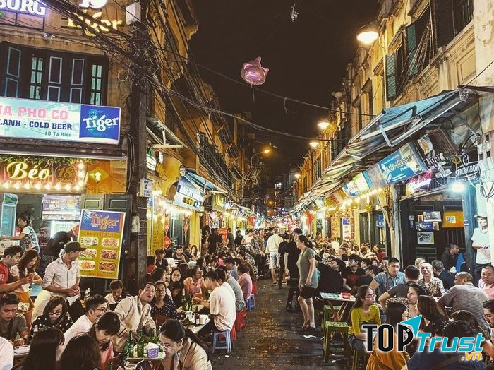 Phố cổ Hà Nội về đêm đông vui, náo nhiệt