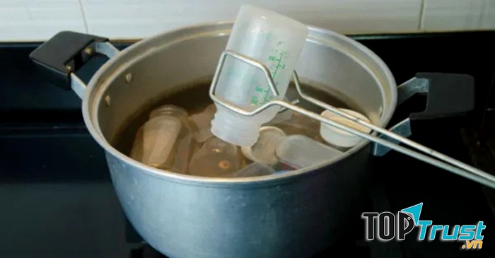 Đun sôi nước, sau đó thả các dụng cụ pha sữa vào nồi nước sôi trong khoảng 5 phút.
