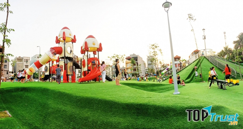 Toàn cảnh khu vui chơi, bãi trượt cỏ, và cầu trượt ống