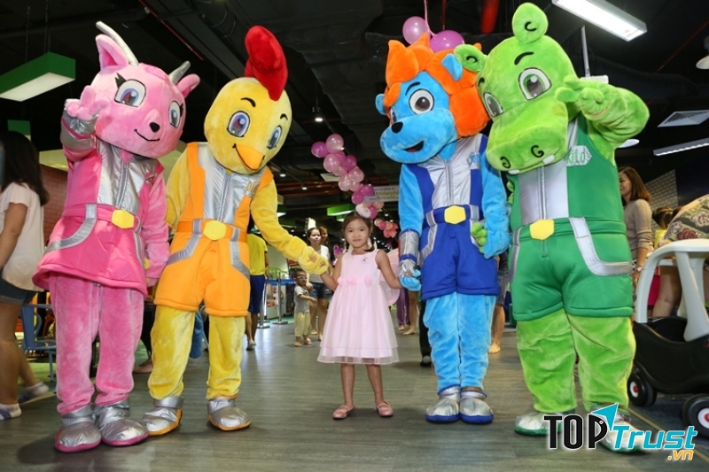 Tại tiNiWorld, bé và gia đình còn có thể trải nghiệp những dịch vụ đi kèm sôi động