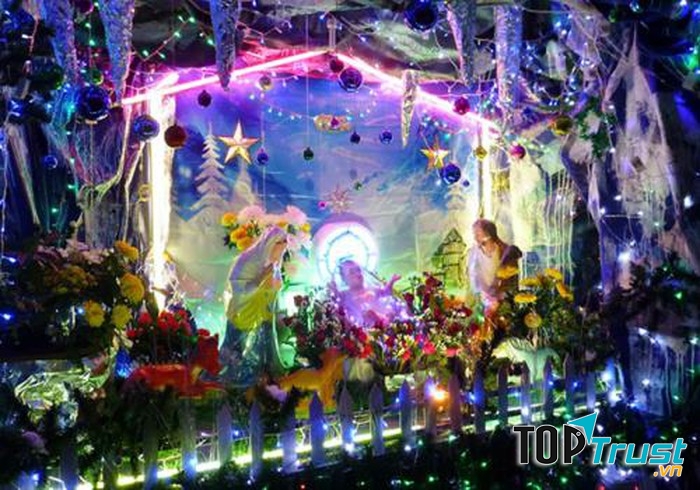 Hang đá được trang trí lỗng lẫy