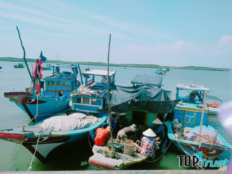 Buổi trưa lúc 13h30 tại bến thuyền ở đảo Thạnh An