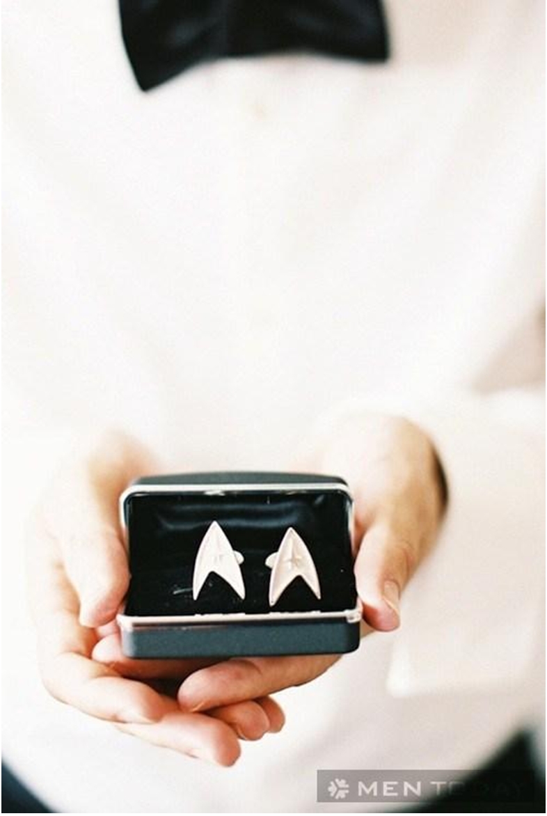 Những chiếc khuy măng sét ẩn mình bên dưới lớp tay áo vest hoặc ve áo nhưng mang lại diện mạo “sang chảnh” và phong cách thời thượng.