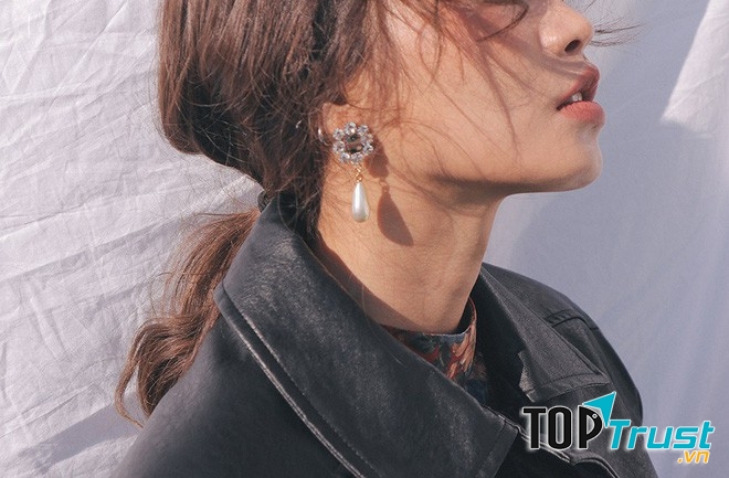  Với dân văn phòng thì bông tai nữ công sở có thể mang nét sành điệu và cá tính một chút.