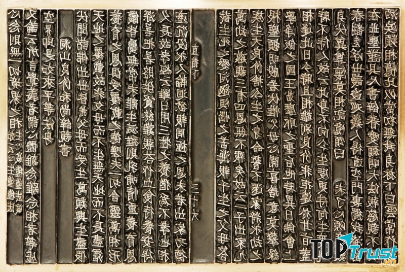 Bảng chữ được in theo lối kĩ thuật cổ