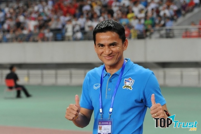 Kiatisak hiện giờ cũng đang rất thành công trong vai trò huấn luyện viên trưởng đội tuyển Thái Lan.