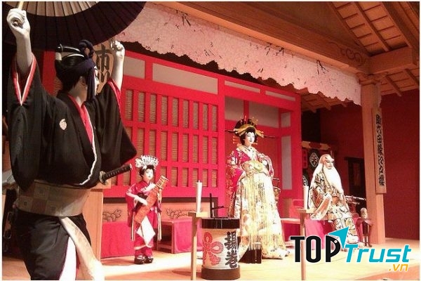 Kabuki là sự kết hợp hài hòa và độc đáo giữa nhiều loại hình nghệ thuật như diễn xuất, múa, âm nhạc,...