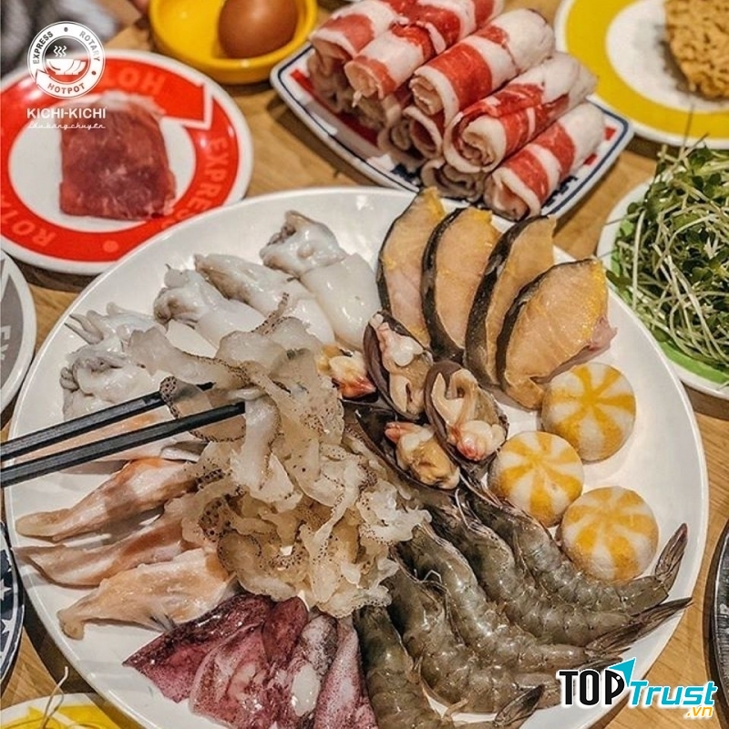 Kichi Kichi là chuỗi nhà hàng Buffet lẩu hình thức băng chuyền phục vụ được nhiều loại nước lẩu đặc trưng được lòng nhiều bạn trẻ.