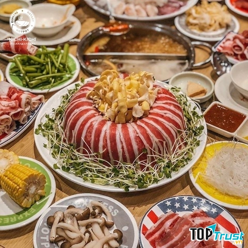 Vậy còn chần chừ gì mà không đến quán và thưởng thức ngay lẩu băng chuyền Kichi Kichi siêu ngon này.﻿