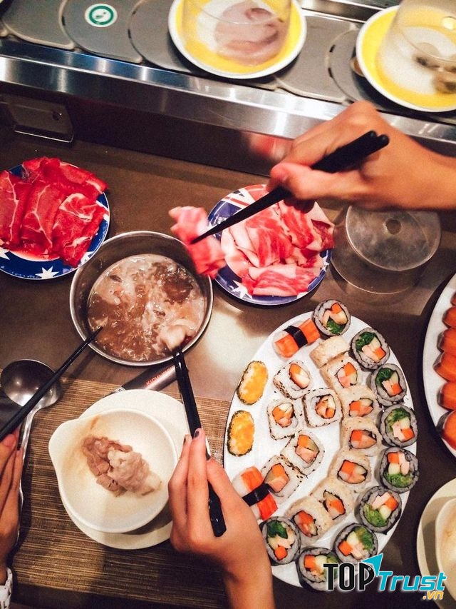 Buffet băng chuyền