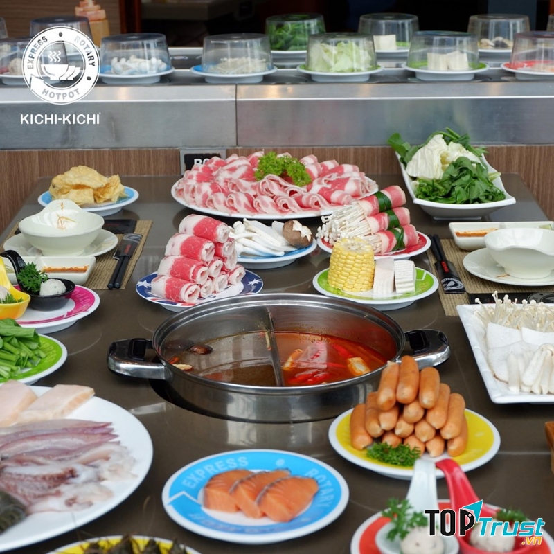 Quây quần quanh nồi lầu cay xè với phong cách buffet thì thật là tuyệt.