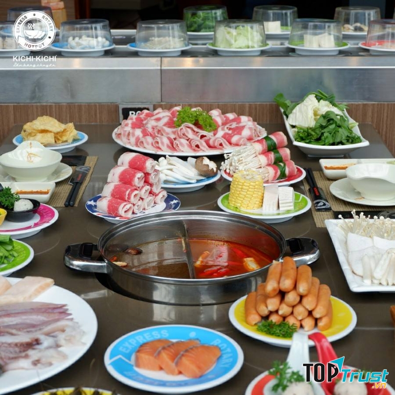Bữa lẩu buffet thịnh soạn cho đại gia đình