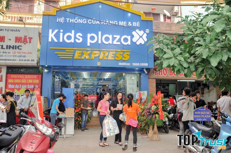 Một chi nhánh của Kids Plaza tấp nập trong ngày khai trương.