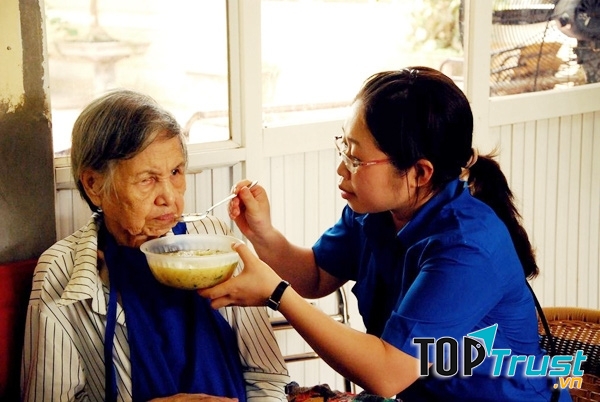 Từ thiện, tình nguyện trong các viện dưỡng lão.