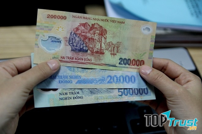 Kiểm tra bằng cách vuốt nhẹ lên tờ tiền