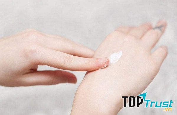 Thử sản phẩm lên tay trước khi mua hàng - Ảnh: Internet