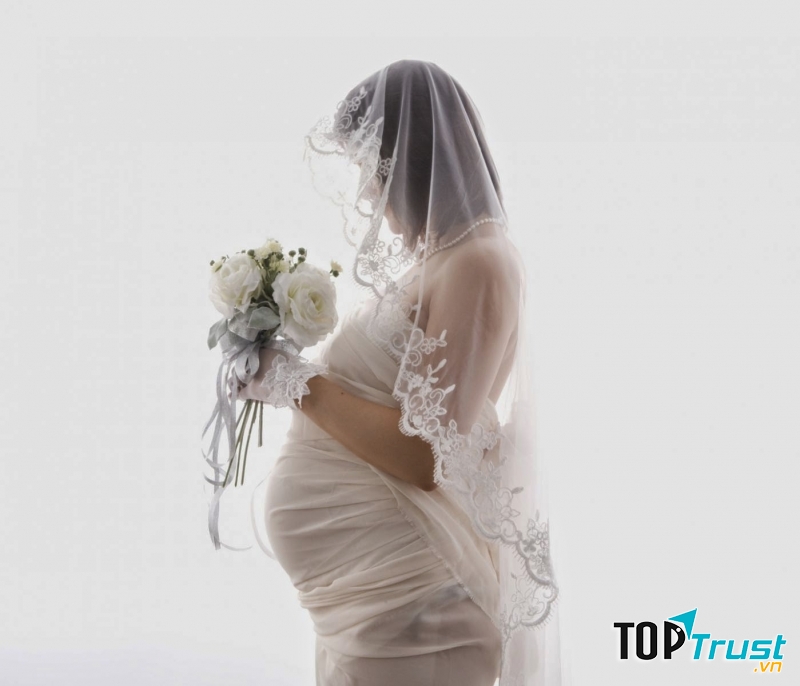 Cô dâu mang bầu không đi vào cửa chính