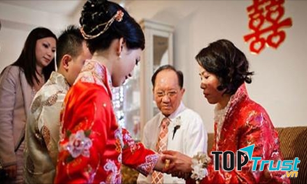 Mẹ chú rể kiêng đứng trước cửa đón cô dâu