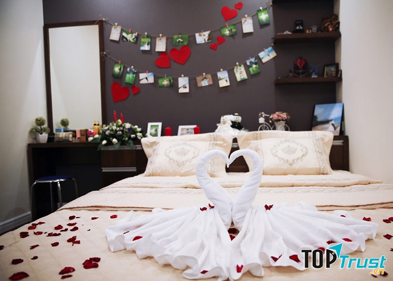 Phòng tân hôn là nơi thiêng liêng của cô dâu, chú rể nên không được tùy tiện sắp đặt mọi thứ.