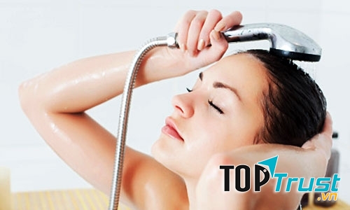 Kiêng tắm gội đầu sinh là quan niệm kiêng cữ phản khoa học