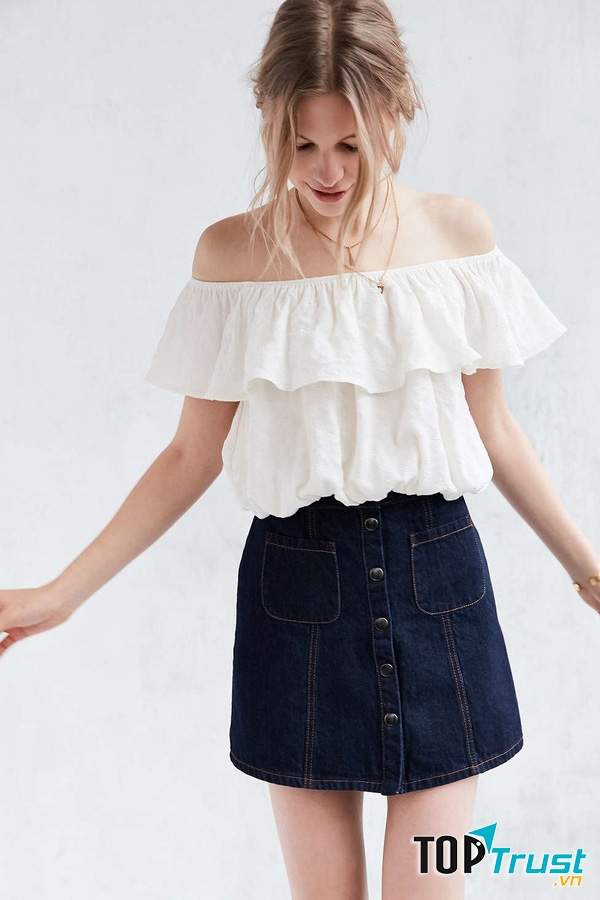 Áo trễ vai mix cùng chân váy