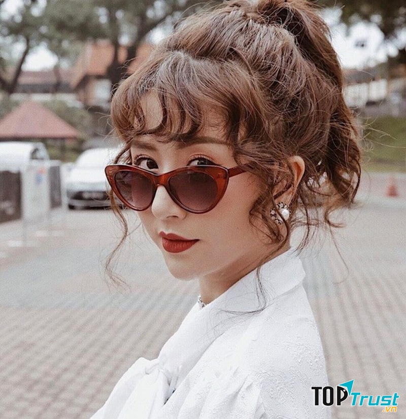 Hotgirl Quỳnh Anh Shyn để tóc mái xoăn