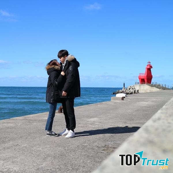 Thế giới này chỉ cần... anh thôi.