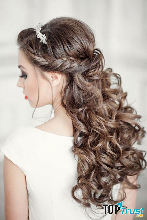 Kiểu tóc buộc nửa đâu