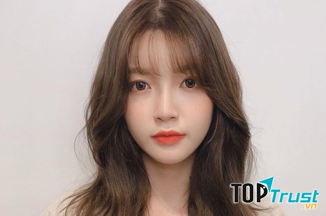 Tóc dài uốn phồng với mái thưa