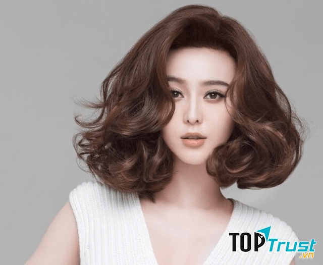 Kiểu tóc ngắn ngang vai xoăn lọn to