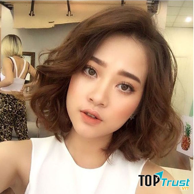 Kiểu tóc ngắn ngang vai xoăn lọn to