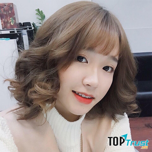 Kiểu tóc ngắn uốn xoăn