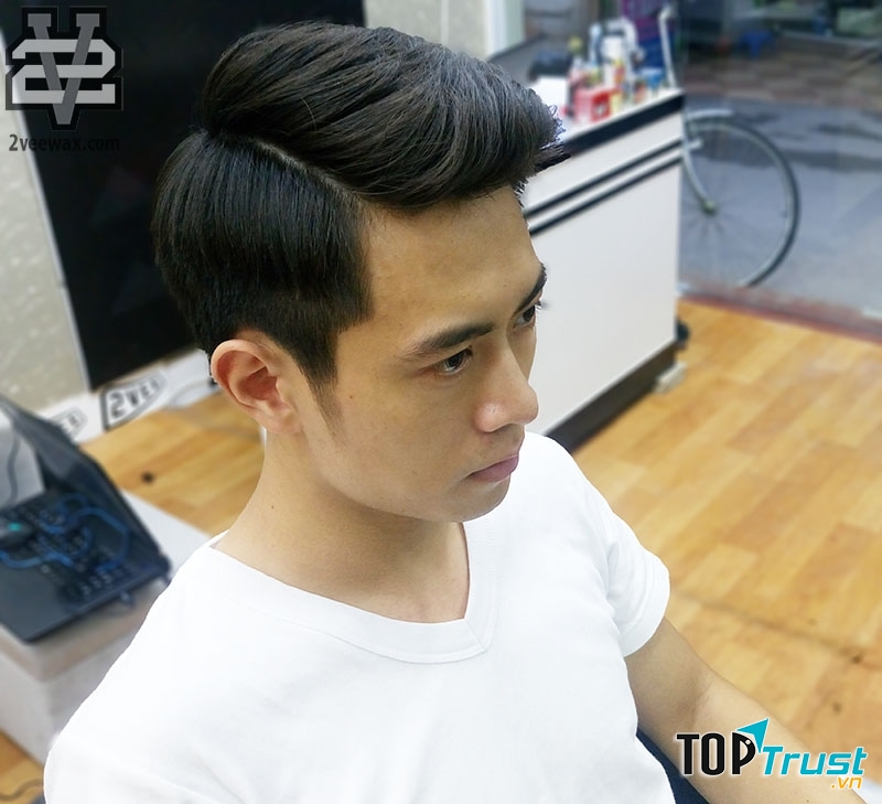 Kiểu tóc side part cổ điển.