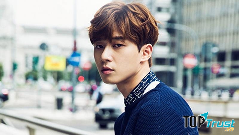 Kiểu tóc xoăn hàn quốc thu hút ánh nhìn của nam diễn viên Park Seo Joon
