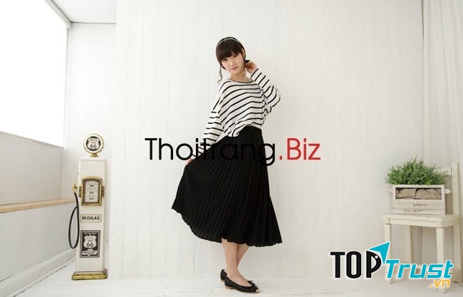 Chân váy maxi kết hợp với giày búp bê tạo nên một set đồ năng động